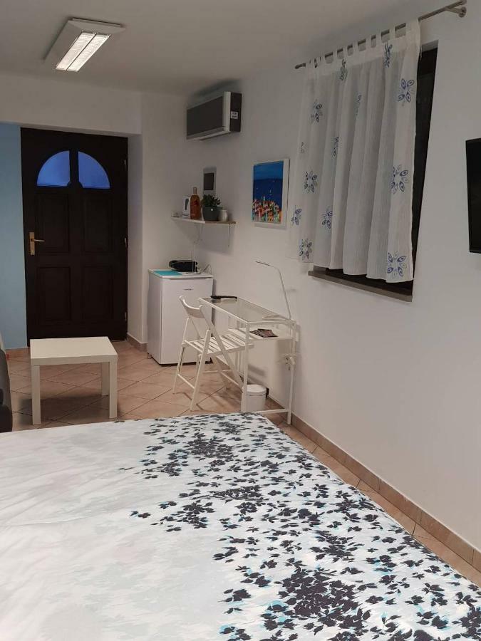 L&M Room Пула Екстериор снимка
